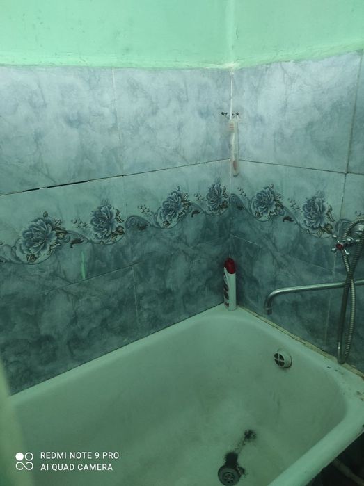 Квартира сотилади. Бекорчилар безовта килмасин. Олмвликда 3 хонали