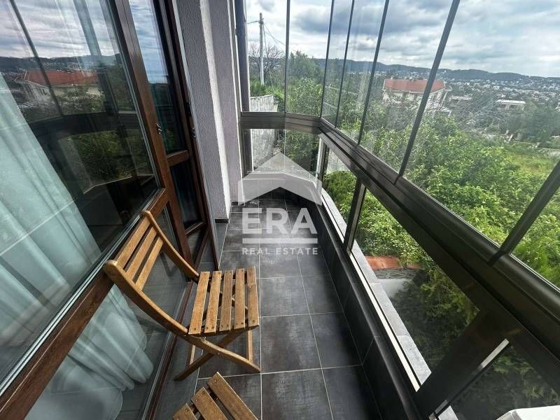 Тристаен, обзаведен, югоизточен апартамент за продажба, с морска панор