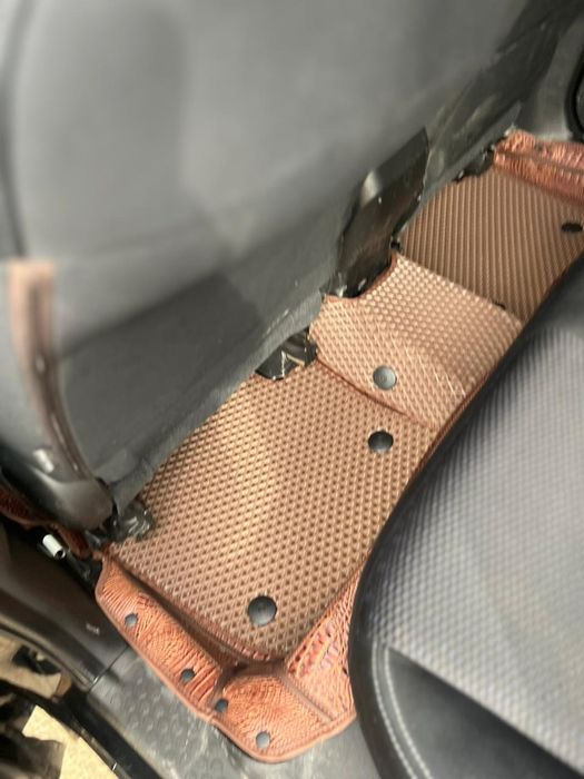 Продам 3d полики на камри и чехлы