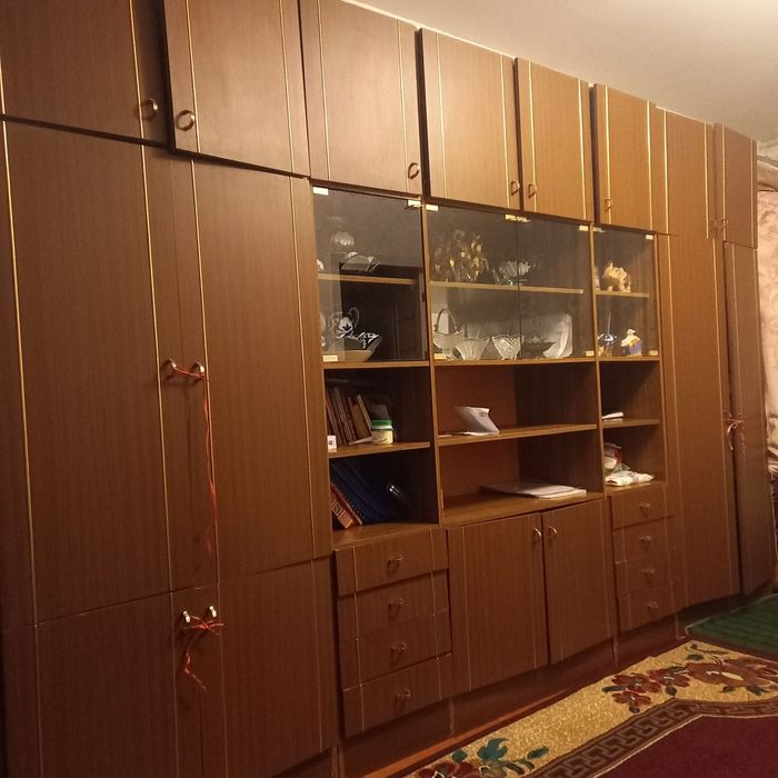 Вместительная мебельная стенка для гостиной / Гарнитур