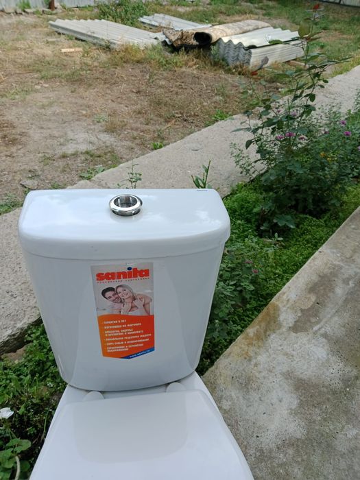 Туалетный бачок белый