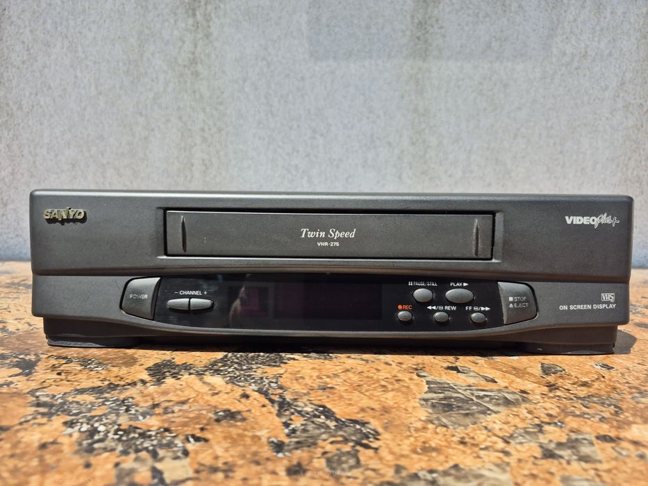 Vand video marca Sanyo model VHR- 275E , made in Germany 

- HQ

-