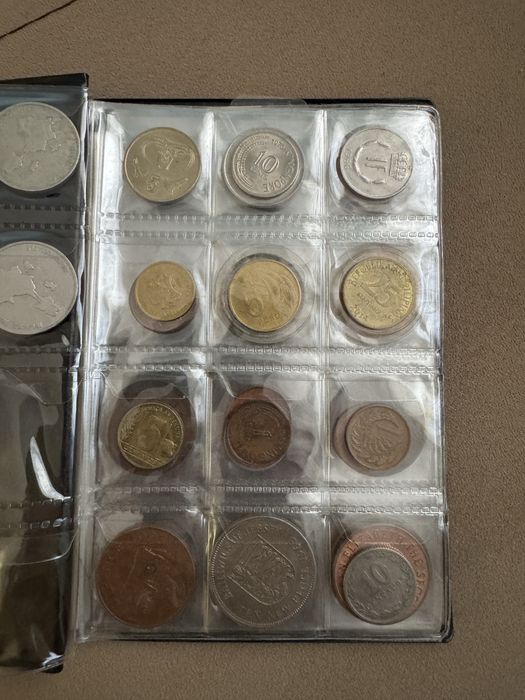 40 монети от различни  държави + Албум
