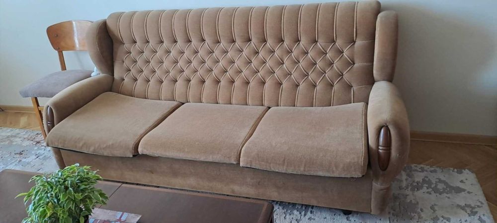 Диван с фотьойл и две табуретки