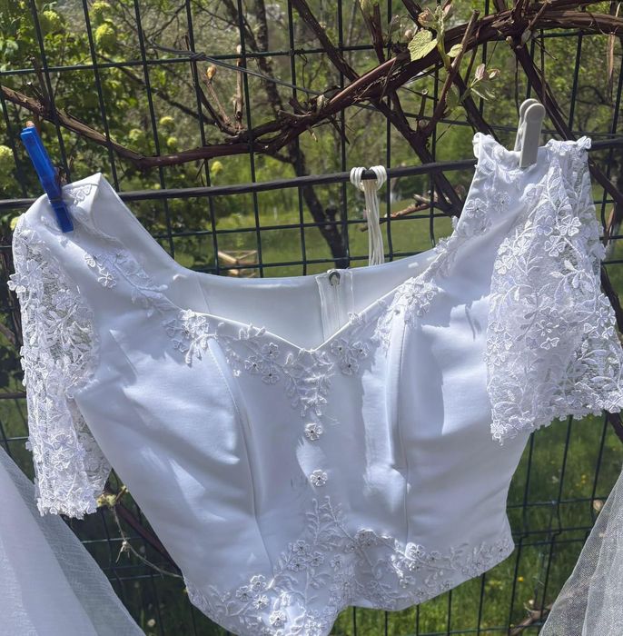 Rochie de mireasa doua piese, 1200 lei usor negociabil.