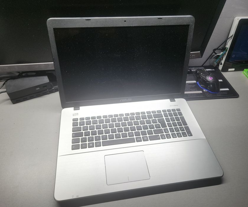 Laptop Asus R752L