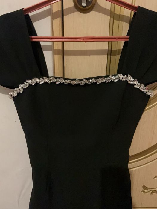 Элегантное чёрное платье