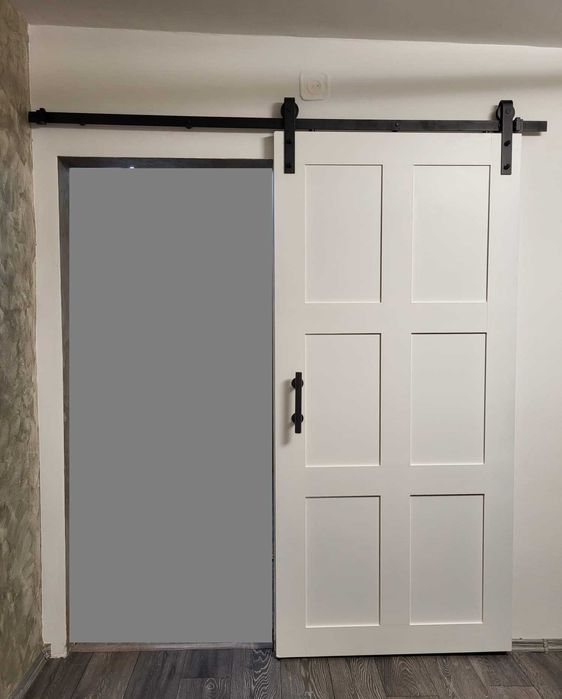 Ușă glisantă tip hambar (barn door), la comandă
