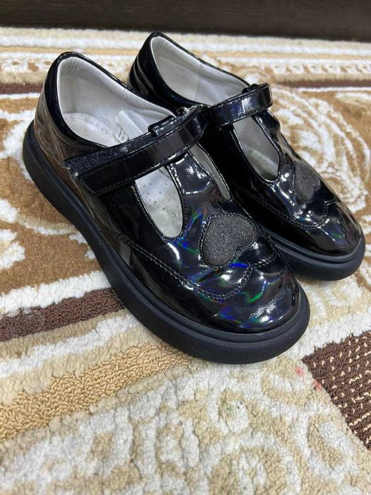 Продам туфли на 5-6 лет