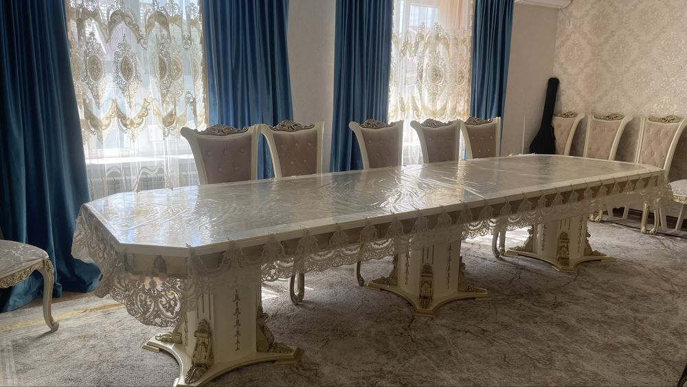 Стол без стульев