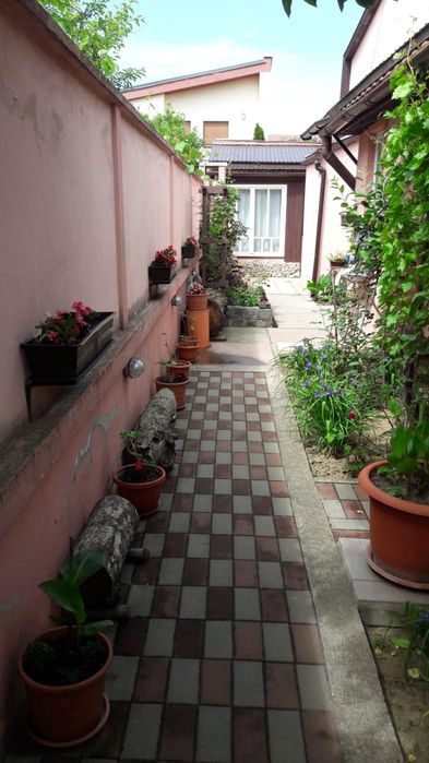 Închiriez apartament la casa