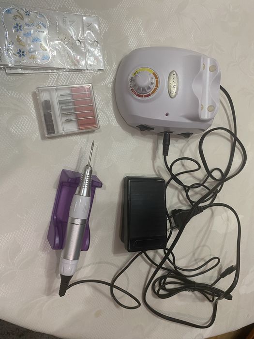 Маникюрный стол с лампой