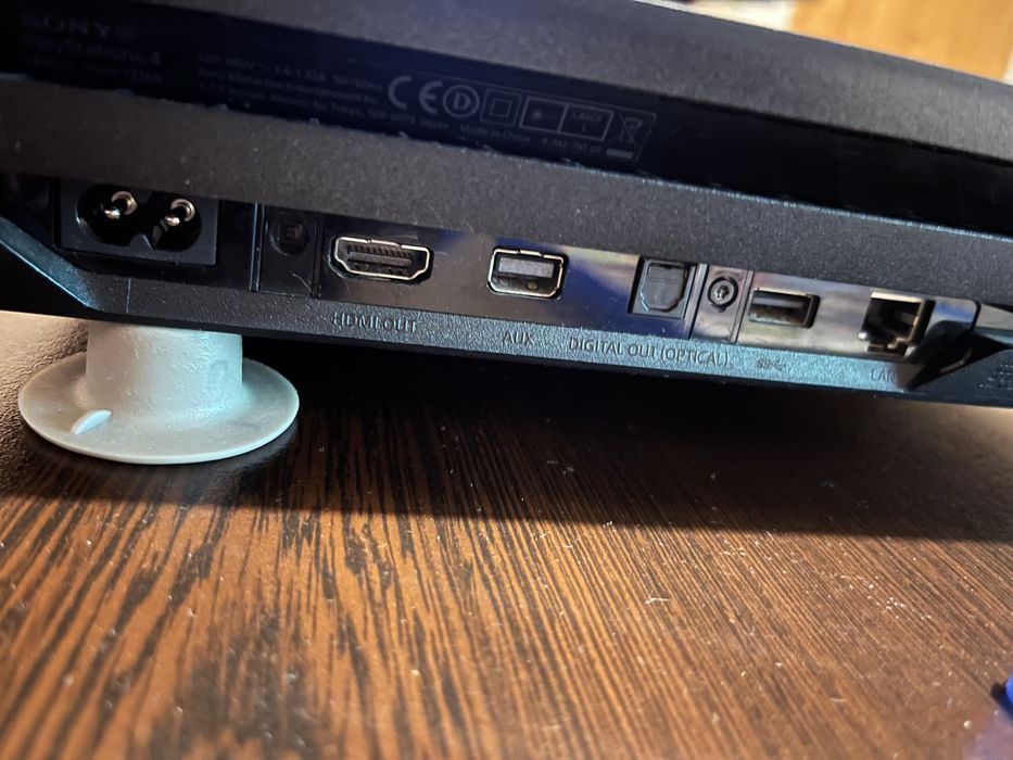 PlayStation 4 PRO 1TB + 3 игри на диск и 4 изтеглени + 2 контролера