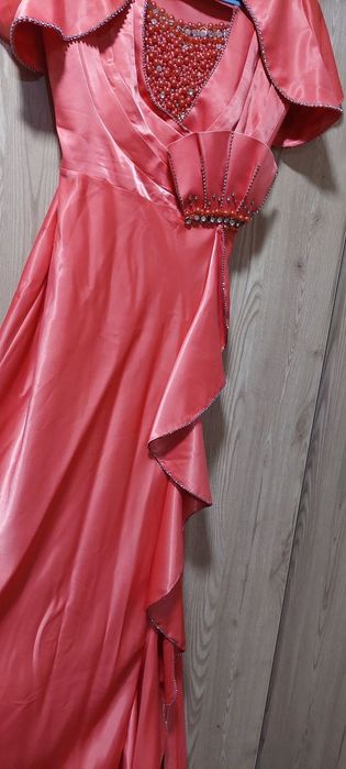 Oqshom liboslari zir holati 1martadan kiyilgan