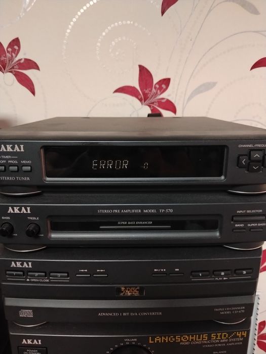 Vând combina audio Akai