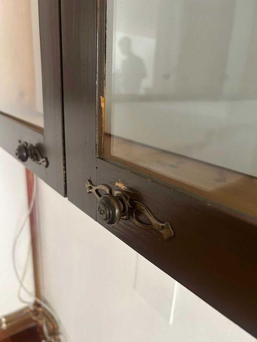 LICHIDARE: Mobilier comercial LEMN MASIV și sticlă (6 piese) – Centru Cluj (Parter)