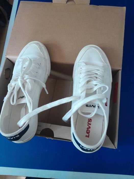 Teniși super firmă Levi's,măsura 37.