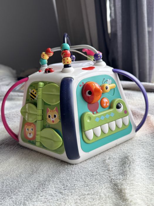 Играчки на марките Little duch и Hola toys