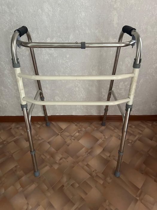 Продам БУ костыли и ходунки