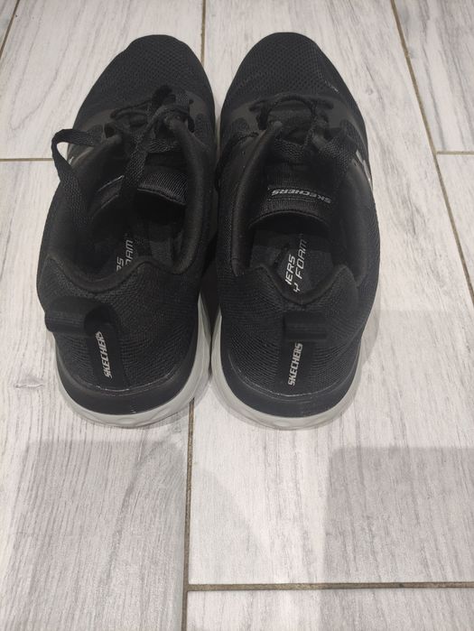 Vând adidași sport