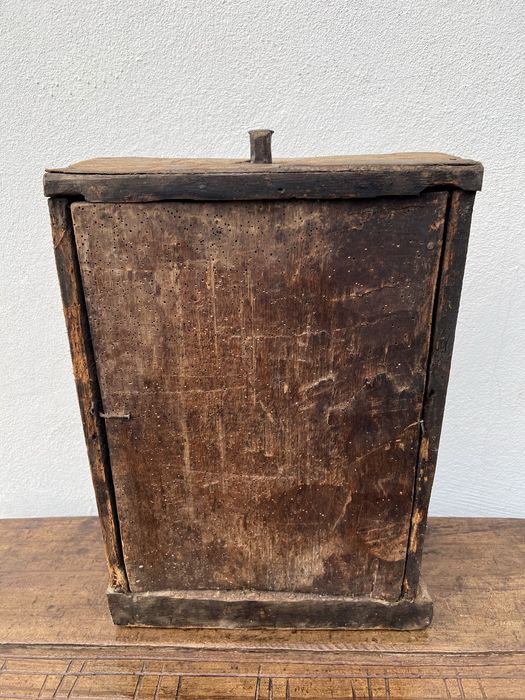 Caseta taraneasca veche lemn plop cu o traversa fier forjat