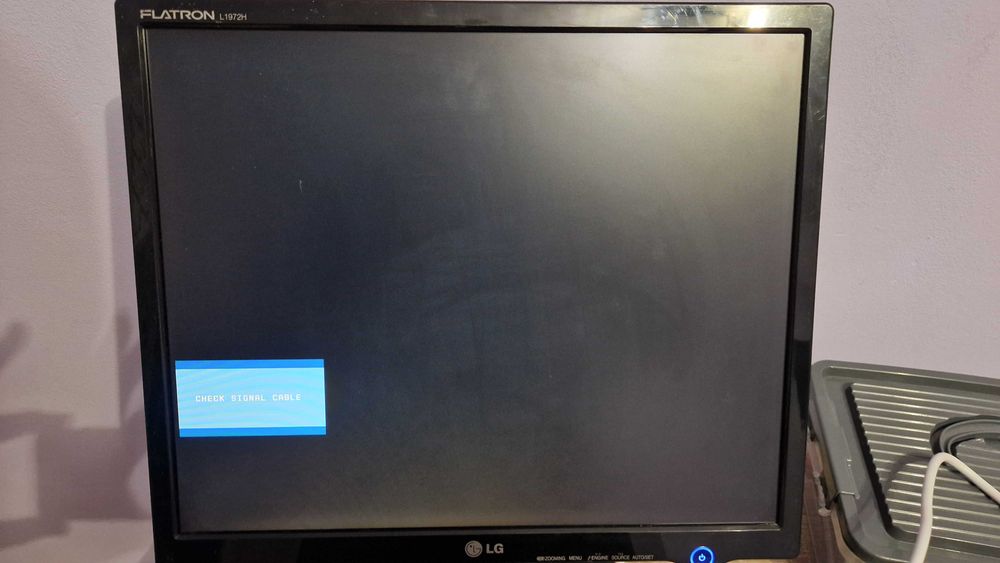 Монитор Samsung 24" модел: 24D330 + подарък LCD монитор LG 19"