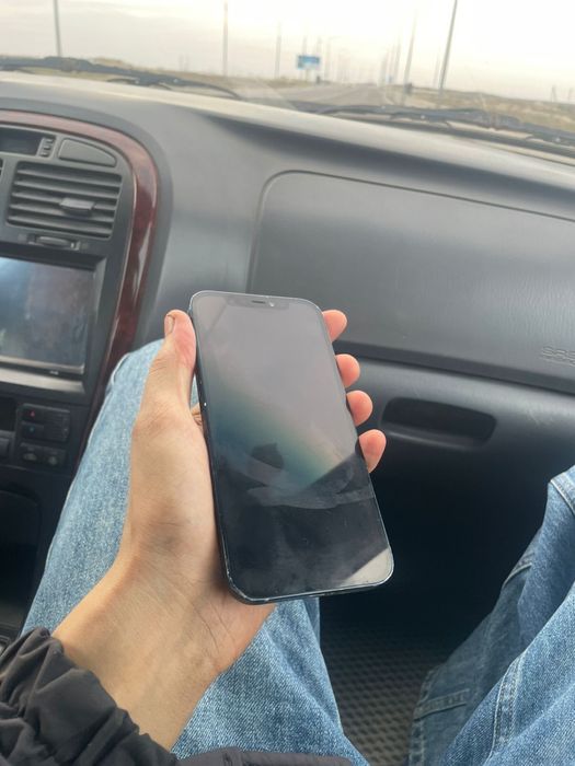 Айфон 12 сатылады