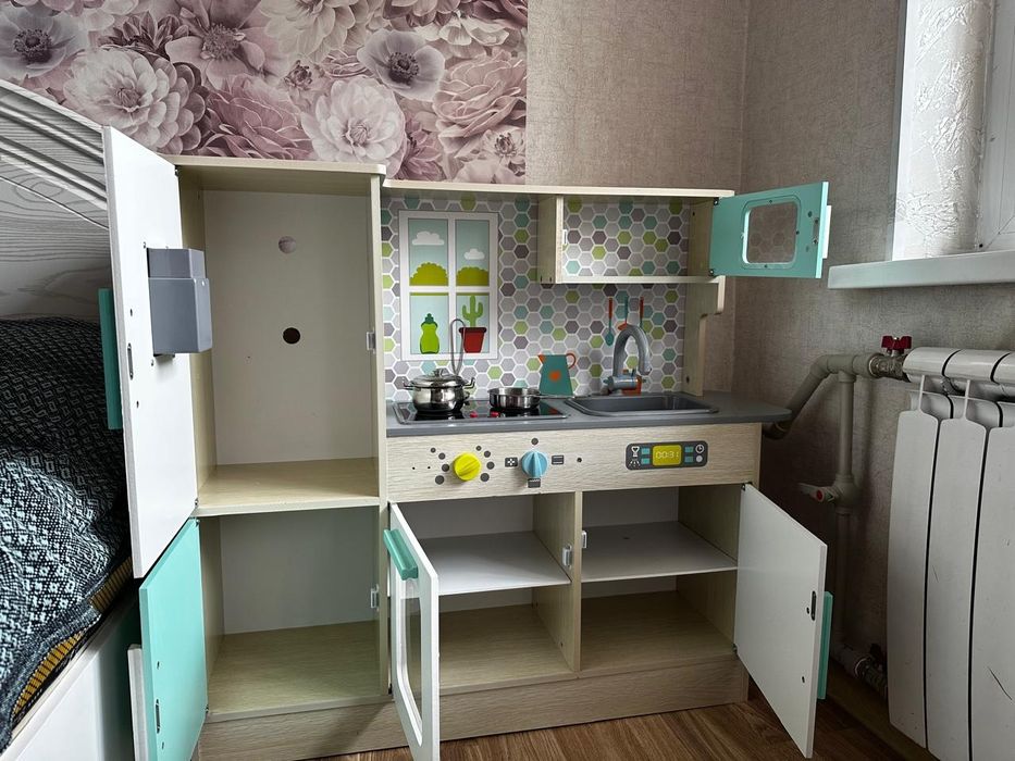 Детская игрушечная кухня