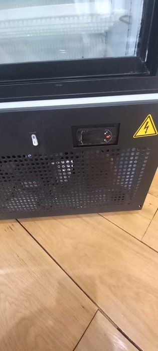 Продавам хладилна витрина