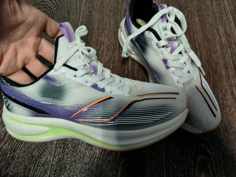 Кроссовки беговые