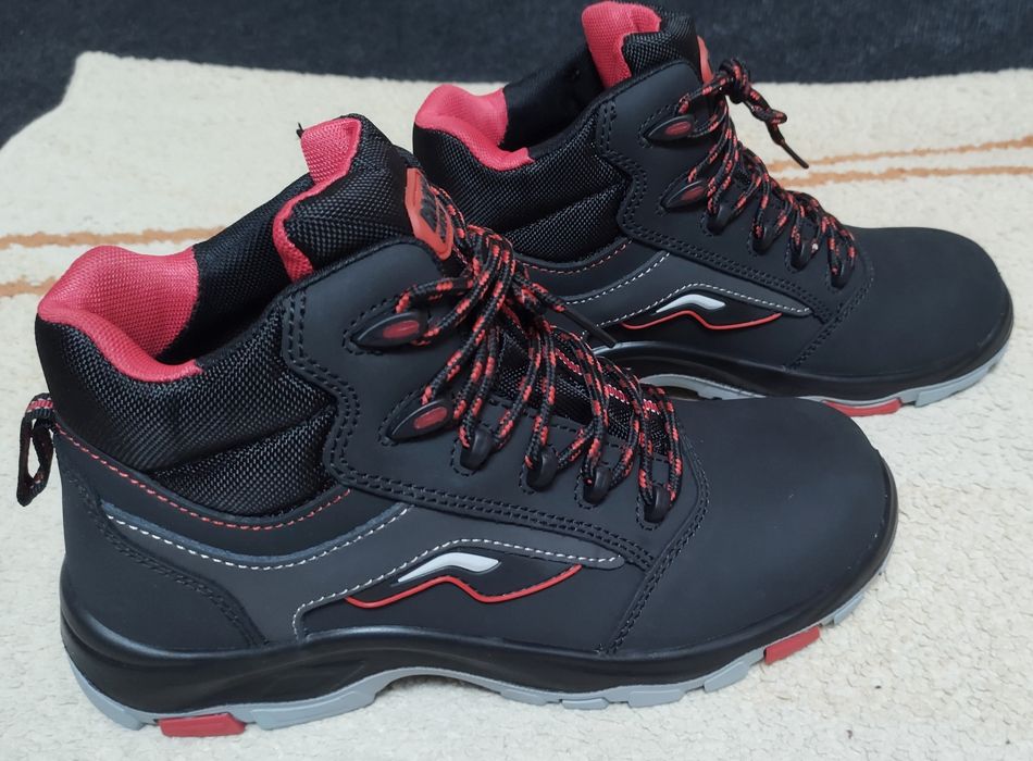 vând ghete de  protecție pt muncă cu bombeu de metal, noi