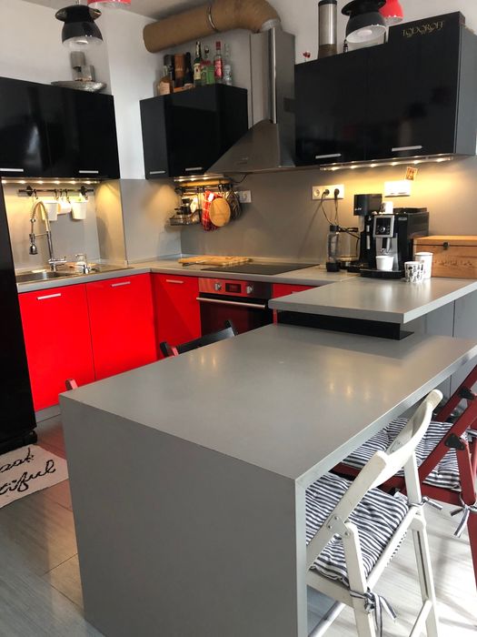 Кухня в черно и червено