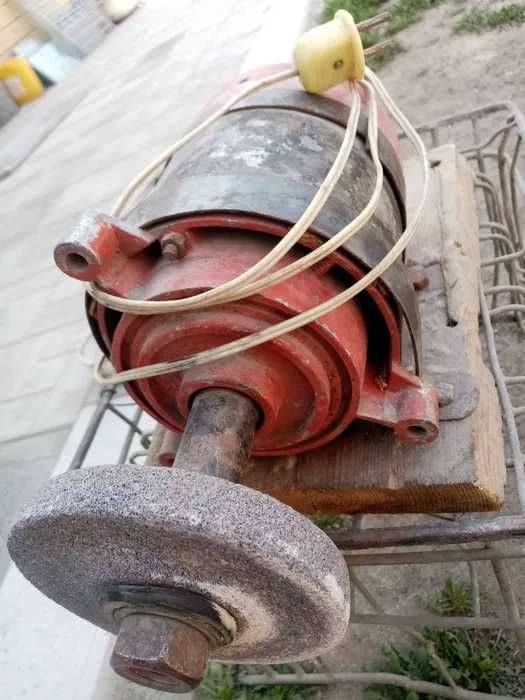 Наждак-электродвигатель с посадкой 32 мм, мощность 0,9 КВт, 220/380 В