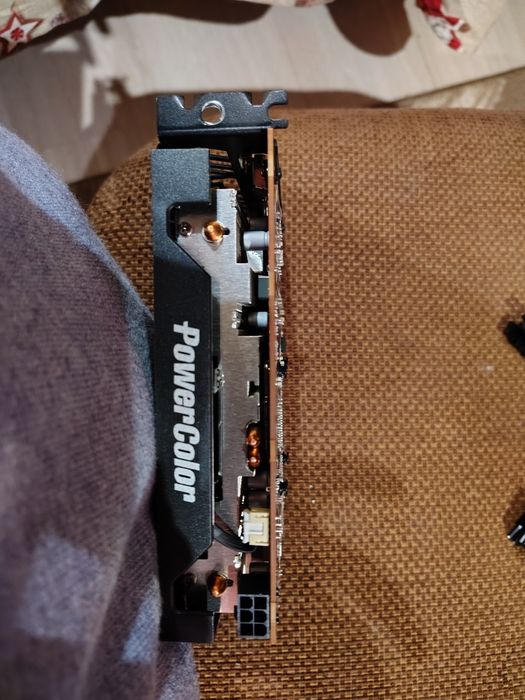 Продавам видео карта AMD RX6500XT 4GB