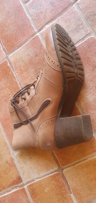 Vand ghete dama 40,piele naturală, stare perfecta!