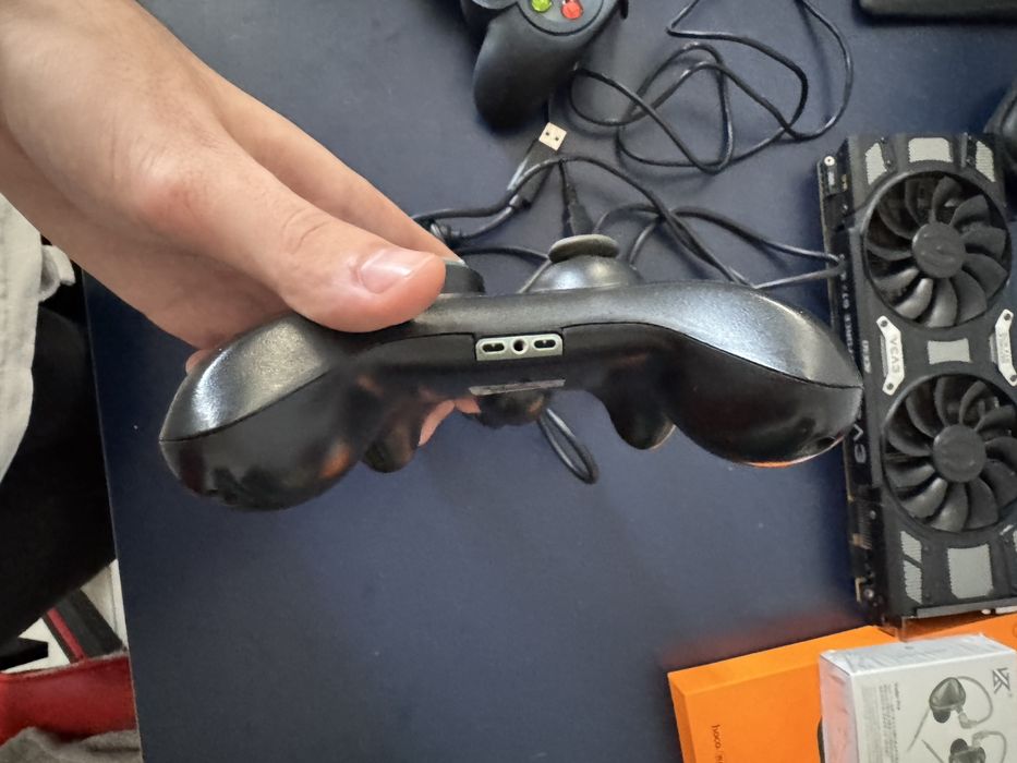 Vand doua controllere de calculator de Xbox