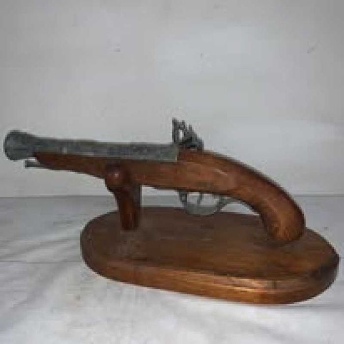 Panoply pistol pe suport de lemn