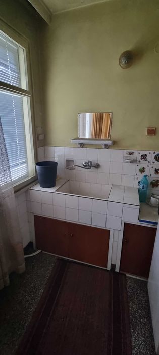 1300-Продава се тристаен тухлен апартамент в центъра на града