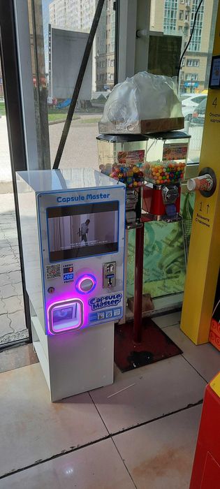 Вендинг капсул машина по продаже игрушек.