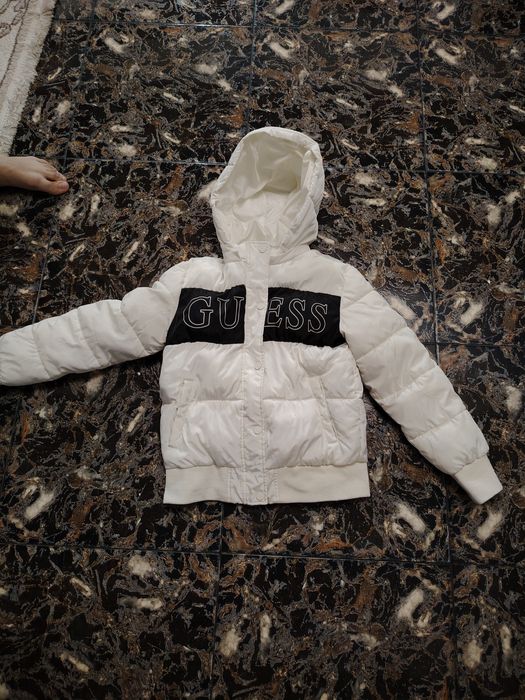 Vând geaca Guess