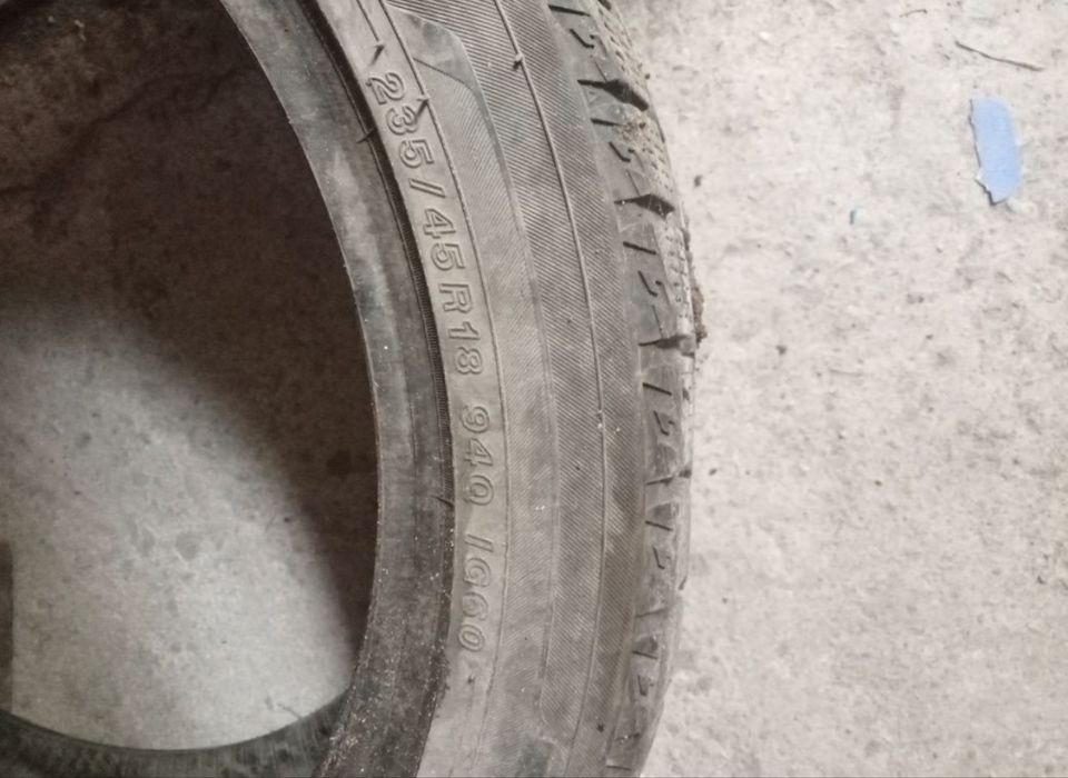 Продам Шины 235/45/18