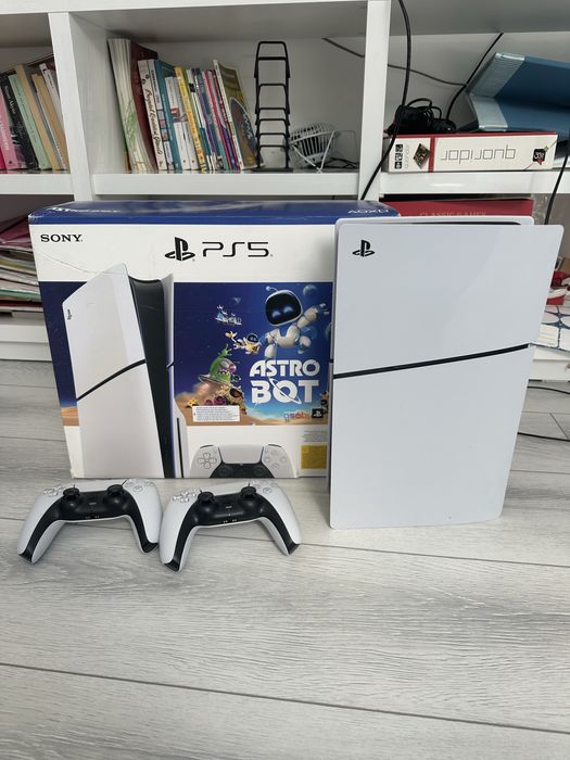 PlayStation 5 + 2 controllere, stare foarte bună, aproape ca nou