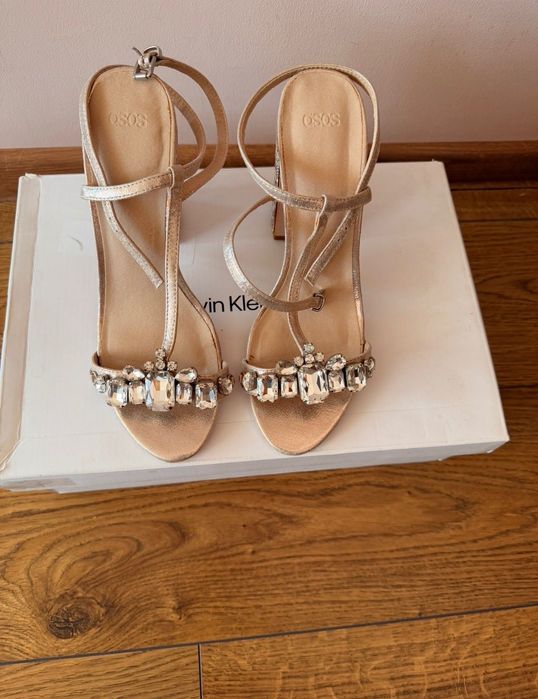 ASOS Луксозни дамски златисти сандали с камъни