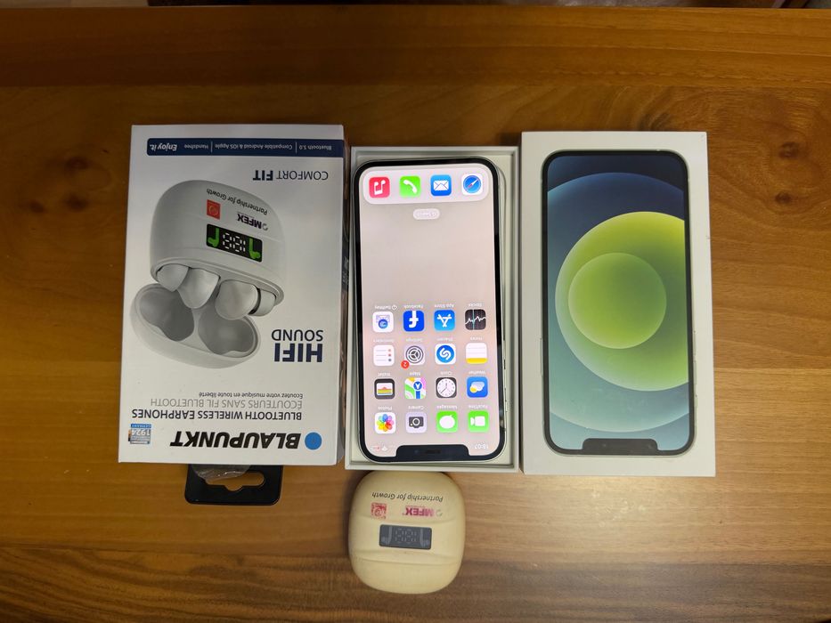 Продавам IPhone  12 с безжични слушалки