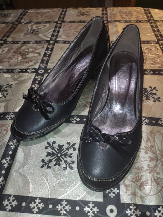 Продаю обувь размеры 38,37,39.