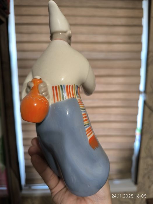 Фарфоровая статуэтка.