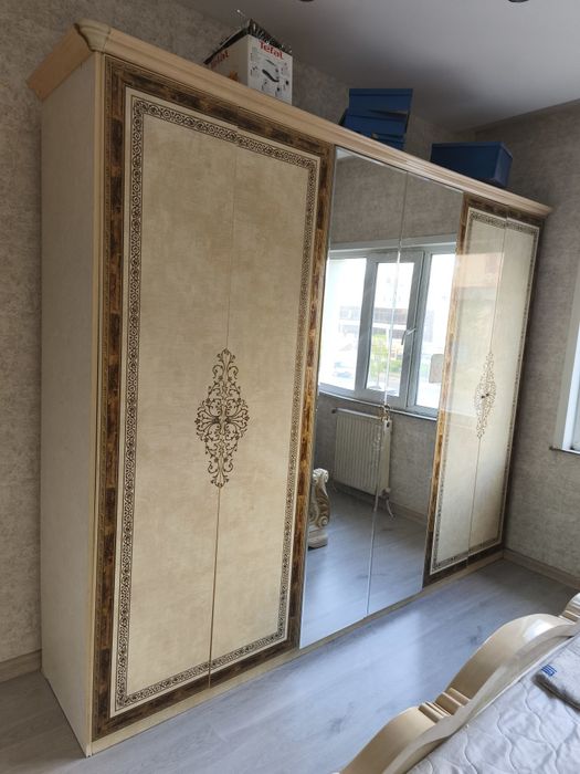 Продам большой шкаф с зеркалом