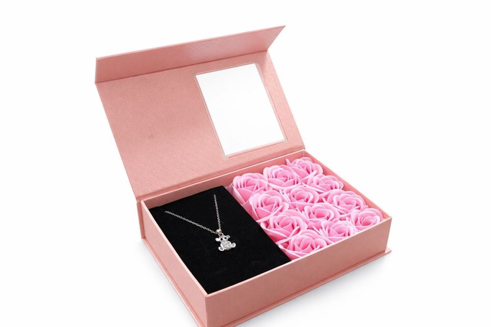 Cutie cadou cu 12 trandafiri artificiali si colier