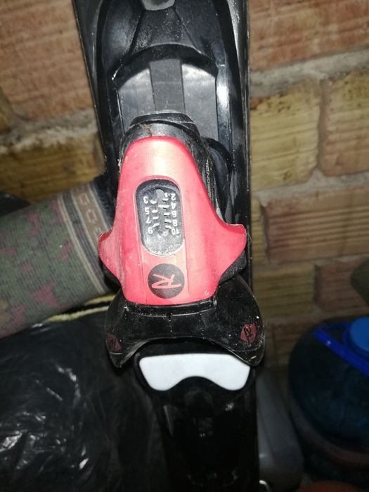 Два чифта ски различни размери