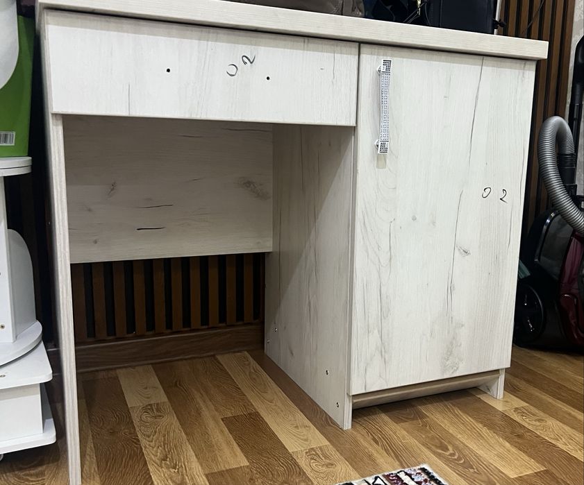 Дарс столи сотилади